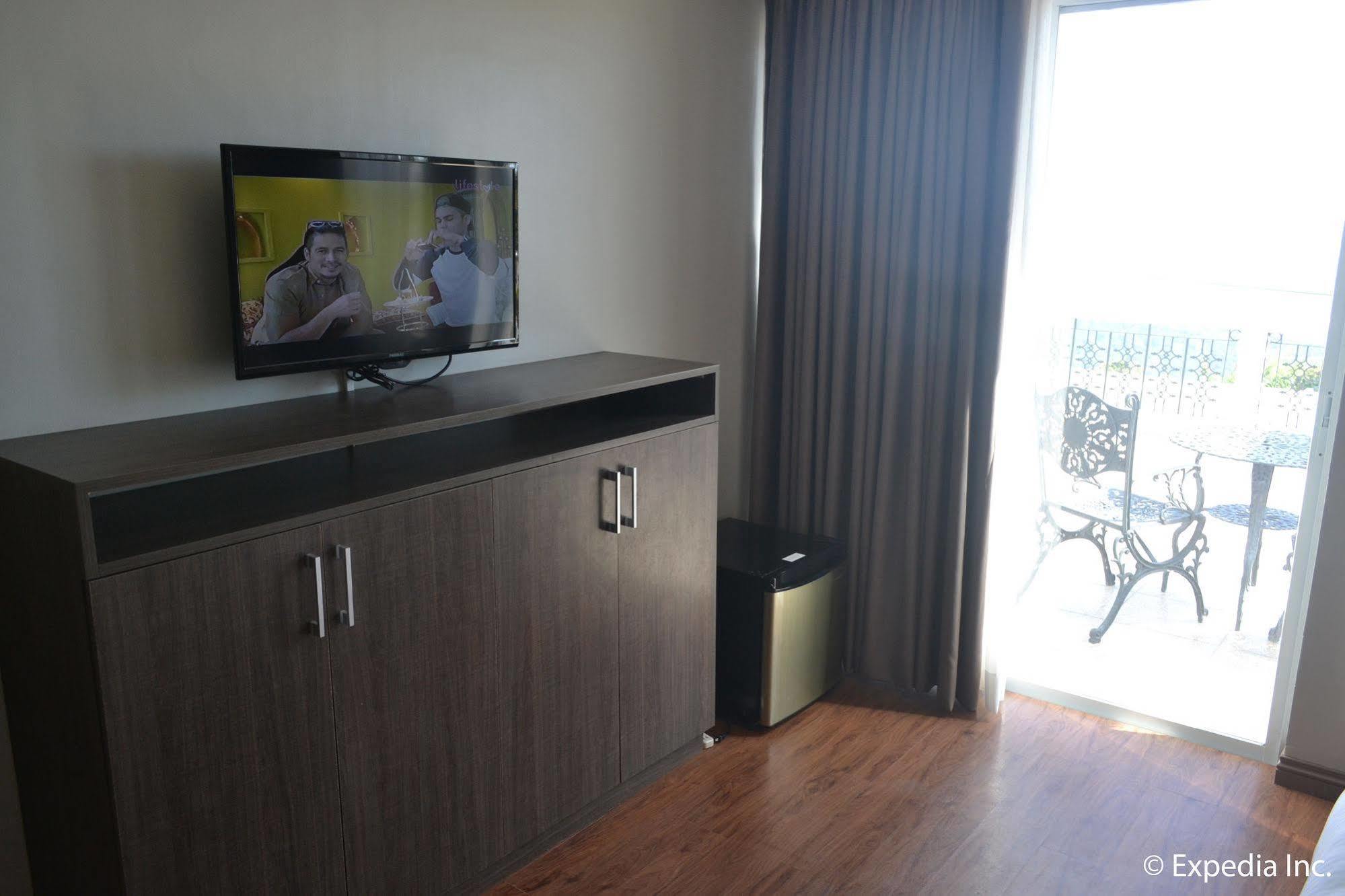 Vista Real Hotel Tagaytay City Exterior foto